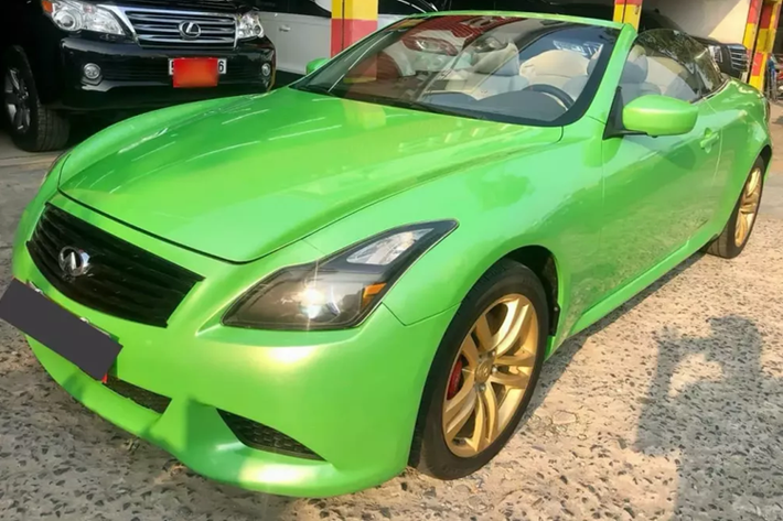 Infiniti G37 là 1 trong các dòng xe thể thao còn khá kén khách Việt chọn chơi, được nhập về nước từ 2010, chỉ chưa đầy 1 năm ra mắt tại Mỹ, mẫu xe này đã có mặt tại Việt Nam theo đơn đặc hàng của các đại gia trong nước. Dù vậy, số lượng xe Infiniti G37 tại Việt Nam chỉ đếm trên đầu ngón tay, so với thành công của Lexus IS250C.
