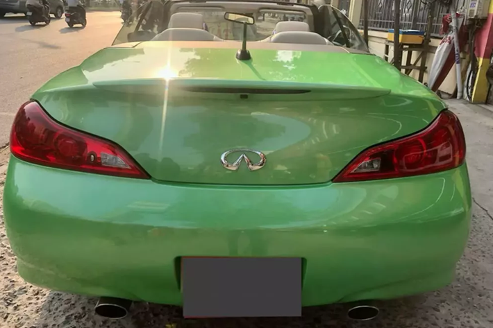 Những chi tiết gỗ được phối màu hợp với bộ ghế da sang trọng. Dòng xe mui trần Infiniti G37 Convertible sở hữu động cơ V6, dung tích 3,7 lít, sản sinh ra công suất tối đa 325 mã lực và mô-men xoắn cực đại 365 Nm. Hộp số tự động 7 cấp.