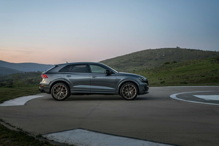 Audi cho biết đây là khối động cơ đốt trong được sản xuất hàng loạt mạnh mẽ nhất trong lịch sử của hãng và bên cạnh những thay đổi về động cơ, RS Q8 Performance còn có hệ thống ống xả riêng biệt để khiến âm thanh của xe trở nên ấn tượng hơn.