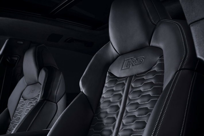 Audi cũng đồng thời trang bị cho xe hệ thống ổn định chủ động cơ điện để giảm chuyển động ngang của thân xe. Hệ thống này bao gồm hai động cơ điện nhỏ được đặt giữa hai nửa bộ ổn định và theo đường thẳng, hai nửa được ngắt kết nối để giảm chuyển động của thân xe trên những con đường không bằng phẳng.