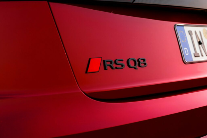 Trong khi RS Q8 Performance có gương cánh carbon mờ, các chi tiết lướt gió phía trước và bộ khuếch tán phía sau màu xám mờ. Khách hàng sẽ được cung cấp ba gói thiết kế RS màu đỏ, xám và xanh cho nội thất, tất cả đều co vô lăng Alcantara, chất liệu bọc Dinamica trên bảng điều khiển trung tâm và ghế thể thao đục lỗ.