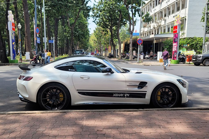 Nguyên bản, chiếc siêu xe Mercedes-AMG GT R mang “hộ khẩu” Hà Nội này sở hữu màu sơn ngoại thất trắng tinh. Tuy nhiên, lần xuất hiện này chiếc “áo” của Mercedes-AMG GT R đã có thêm điểm nhấn đường sọc đen ở hai bên hông, làm tăng thêm vẻ thể thao cho xe.