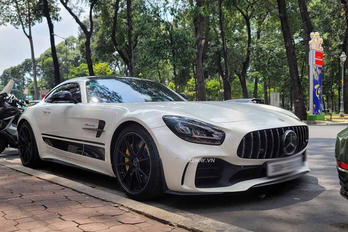 Chiếc Mercedes-AMG GT R đời 2022 trong bài là xe đầu tiên ra biển Hà Nội và cũng là chiếc duy nhất sở hữu màu sơn ngoại thất trắng. Vào giữa năm ngoái, siêu phẩm này đã được chuyển vào Sài Gòn và bất ngờ được rao bán trên thị trường xe cũ.