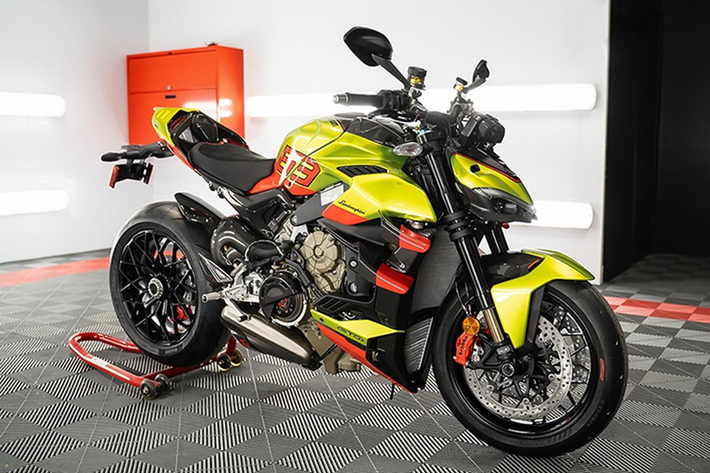 Ducati Streetfighter V4 Lamborghini đặc biệt, chỉ sản giới hạn 630 chiếc trên toàn cầu. Chiếc xe này được lấy cảm hứng từ siêu xe Lamborghini Huracan STO, vì thế, đã nhanh chóng nhận được sự quan tâm của không chỉ các biker mà còn các tay chơi siêu xe.