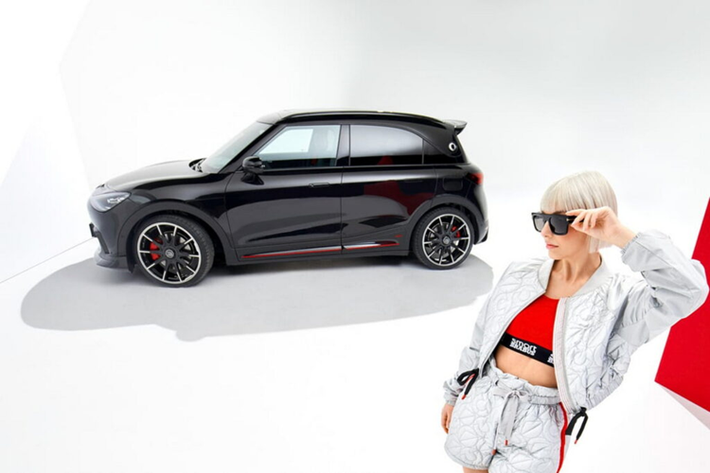Tuy nhiên, Brabus cũng cung cấp tùy chọn mâm xe 21 inch với thiết kế 10 chấu để người dùng có thể lựa chọn. Nhằm hoàn thiện hơn nữa diện mạo của xe, chiếc xe còn được trang bị thêm bộ lò xo thể thao giúp hạ thấp chiều cao của xe xuống thêm 35 mm.