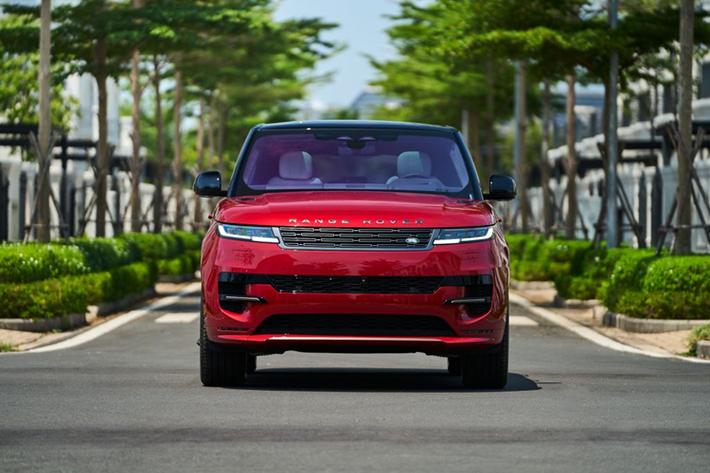 Range Rover Sport Với sự đổi mới toàn diện, Range Rover Sport 2023 thế hệ mới thực sự gây nhiều bất ngờ thú vị về trải nghiệm toàn năng, cả chất thể thao tốc độ sắc bén chưa từng có trước đây cùng với những tính năng, công nghệ vượt địa hình nổi tiếng của Land Rover.