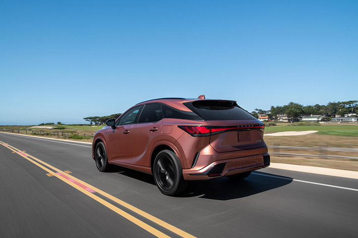 Lexus RX 2023 sở hữu khoang nội thất ngập tràn công nghệ với điểm nhấn là hệ thống thông tin giải trí Lexus Interface thế hệ mới, đi kèm màn hình cảm ứng 9,8 inch trên phiên bản tiêu chuẩn hoặc 14 inch trên các phiên bản cao cấp. Màn hình này có hỗ trợ hệ thống định vị dựa trên đám mây, tính năng trợ lý ảo và cập nhật phần mềm qua WiFi.