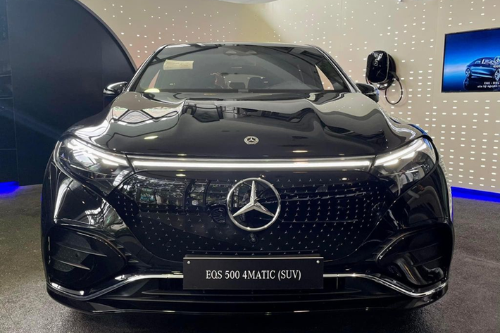 Mercedes-Benz EQE Khác với 2 dòng xe EQB và EQS SUV, ngoại hình Mercedes-Benz EQE 500 4Matic sở hữu gói thiết kế Electric Art tại thị trường Việt Nam. Đầu xe nổi bật với lưới tản nhiệt sơn đen, đi cùng loạt họa tiết trang trí 3D.