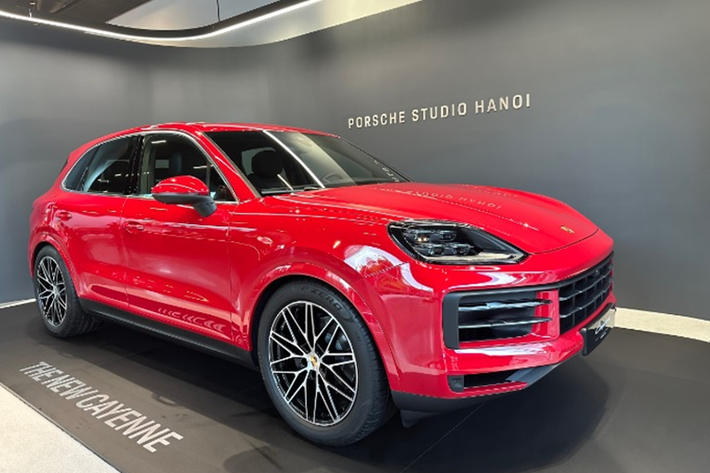 Porsche Cayenne Trước khi Porsche Cayenne được ra mắt năm 2002, gần như không có hãng xe thể thao hay xe sang nào có ý định ra mắt một mẫu xe SUV hạng sang hiệu năng cao. Porsche đã là “người tiên phong” với dòng Cayenne và mở ra một cuộc cách mạng mới trong phân khúc SUV thể thao trên toàn cầu.