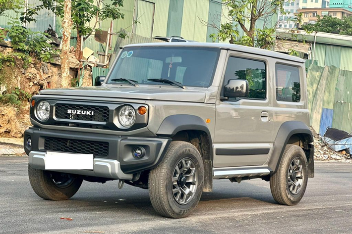 Trên thị trường xe cũ mới đây bất ngờ xuất hiện bài đăng bán một chiếc Suzuki Jimny 2024 siêu lướt. Đây là một trong những chiếc Suzuki Jimny hiếm hoi đang được rao bán trên thị trường xe cũ. Theo thông tin người bán đăng tải, “bé hạt tiêu” này được sản xuất năm 2023, đăng ký lần đầu 2024.