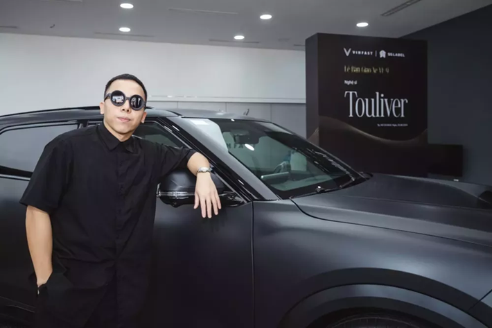 Nguyễn Hoàng thường được biết đến với nghệ danh Touliver hay Hoàng Touliver. Anh luôn xuất hiện trong trang phục màu đen, và mới đây nhất, phong cách màu tối lại 1 lần nữa được chồng của nữ ca sĩ Tóc Tiên chọn lựa, khi mua chiếc VinFast VF9 phong cách bóng đêm.