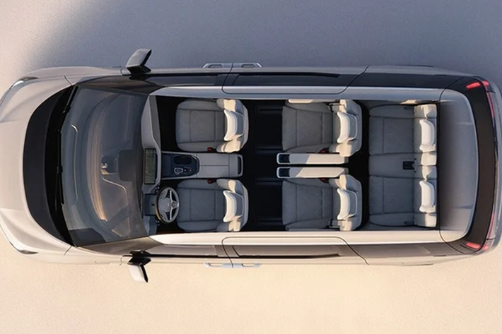 Theo công bố của nhà sản xuất, Volvo EM90 có thời gian tăng tốc từ 0-100 km/h trong 8,3 giây, và quãng đường di chuyển sau một lần sạc lên đến 738 km. Volvo EM90 còn trang bị sạc nhanh chuẩn DC cho thời gian sạc từ 10-80% chỉ trong 30 phút.