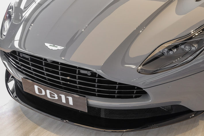 Xe thể thao hạng sang Aston Martin DB11 trang bị đến 2 loại động cơ khác nhau, 1 cỗ máy V12 danh tiếng và khi chọn lựa động cơ V8, tăng áp kép, dung tích 4.0 lít do Mercedes-AMG sản xuất, chủ nhân của xe Aston Martin DB11 tại Việt Nam còn hưởng được mức thuế tiêu thụ đặc biệt mới tốt hơn.