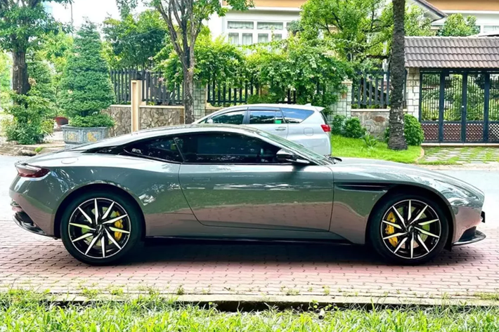 Chiếc xe thể thao hạng sang Aston Martin DB11 V8 siêu lướt này từng nằm trong bộ sưu tập xe trăm tỷ đồng của 1 doanh nhân 8X, nhưng sau đó, anh đã bán hết dàn xe này, và chiếc xe Anh quốc mang biển số 51K-279.79 đã được đại gia Jacky mua lại.