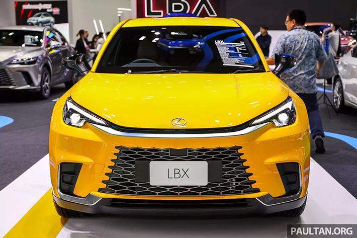 Mẫu xe SUV Lexus LBX 2024 tại thị trường Thái Lan có 2 phiên bản là Luxury và Premium với giá dao động từ 2,229 - 2,39 triệu Baht (khoảng 1,515 - 1,625 tỷ đồng). So với xe ở Philippines có giá khởi điểm 2,968 triệu Peso (1,305 tỷ đồng), mẫu SUV hạng sang này tại Thái Lan đắt hơn đáng kể.