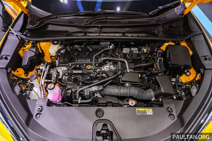 Thậm chí, hàng ghế sau của xe còn bị đánh giá là chật hơn cả Toyota Wigo và không có cửa gió điều hòa. Trong khi đó, tapi cửa sau được ốp bằng nhựa cứng không thực sự xứng với thương hiệu Lexus. Khoang hành lý của xe có thể tích 402 lít hoặc 994 lít nếu gập ghế sau.