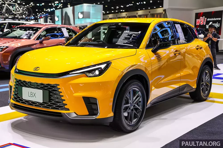 Tại triển lãm Ô tô Quốc tế Bangkok (BIMS) 2024, hãng Lexus đã chính thức giới thiệu mẫu SUV hạng sang cỡ nhỏ LBX với khách hàng Thái Lan. Đây là thị trường Đông Nam Á thứ hai đón nhận mẫu xe Lexus LBX 2024 mới này, sau Philippines.