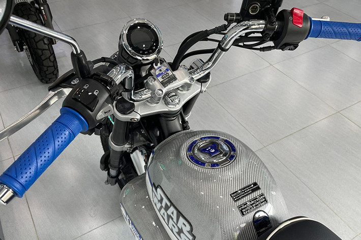 Honda Monkey Star Wars có hai phiên bản là Dark Side và Light Side. Xe chỉ sản xuất giới hạn 300 chiếc nên mỗi phiên bản chiếm 150 chiếc. Hai chiếc Monkey Star Wars vừa về Việt Nam thuộc hai bản Light Side và Dark Side, cùng sở hữu số thứ tự 088.