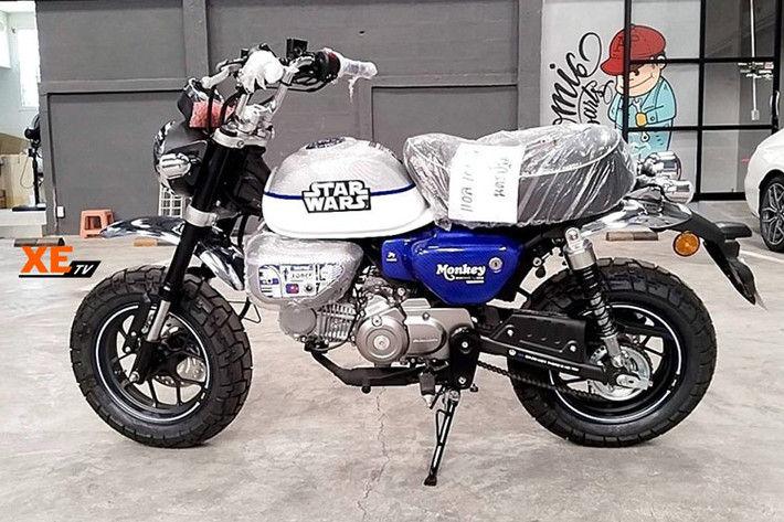 Phát triển dựa trên Honda Monkey, phiên bản Honda Monkey phiên bản Star Wars Limited Edition được các nhà thiết kế lấy cảm hứng từ các nhân vật trong bộ phim Chiến tranh giữa các vì sao - Star Wars để phối màu trang trí thân xe.