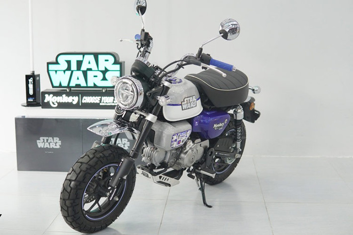 Khách hàng mua Honda Monkey Star Wars bản đặc biệt này còn được tặng kèm một số quà tặng như móc khóa đánh số thứ tự xe xuất xưởng, áo da và vật phẩm mô phỏng kiếm phát sáng Star Wars.