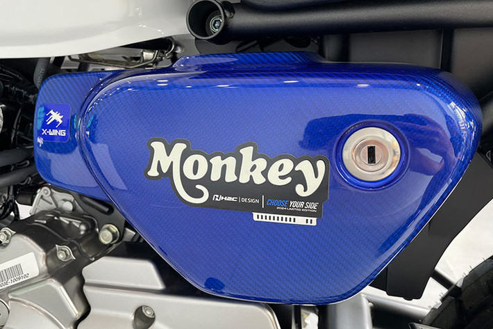 Cụ thể, Honda Monkey Star Wars bản Light Side mang đến cái nhìn tinh tế, thanh lịch với thân xe sơn màu xanh lam kết hợp trắng. Tay lái cũng được bọc cao su màu xanh “ton-sour-ton”, mâm xe màu đen có thêm đường viền xanh dương phát sáng vào ban đêm.
