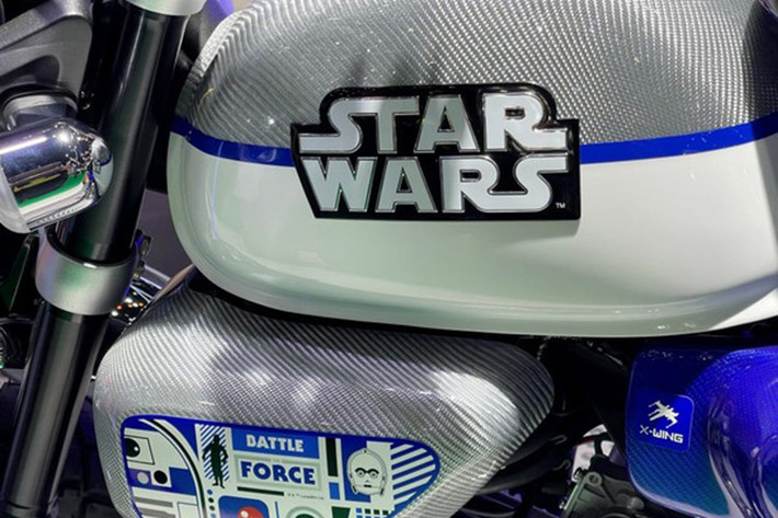 Về thiết kế, Honda Monkey Star Wars vẫn được giữ nguyên kiểu dáng tổng thể của phiên bản thường. Điểm khác biệt nằm ở ốp bình xăng và ốp hông được làm từ sợi carbon. Tiếp đến là bộ “áo” hoàn toàn mới với kỹ thuật phun sơn tạo họa tiết trên các mảng ốp hông.