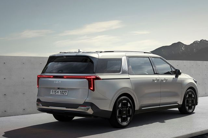 Ở các phiên bản cao cấp, khoang lái của Kia Carnival sẽ sở hữu màn hình kép dạng cong kích thước 12,3 inch, trải dài từ phía sau vô lăng đến giữa táp-lô.