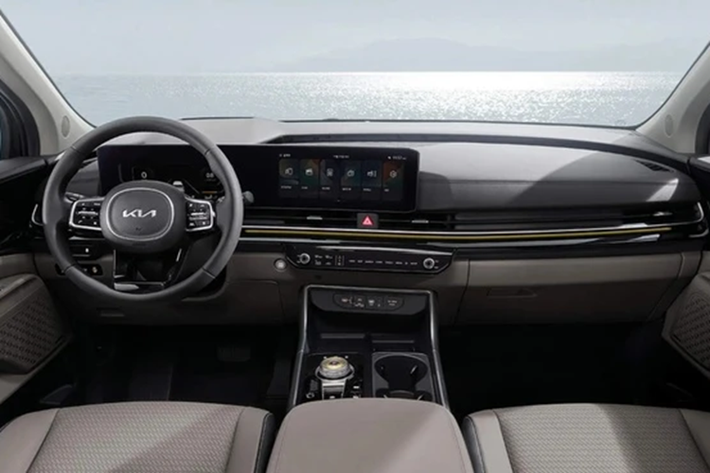 Hiện, thời gian ra mắt chính xác của Kia Carnival phiên bản hybrid vẫn chưa được xác nhận. Tuy nhiên, Kia tiết lộ phiên bản này sẽ được trình làng trong vòng vài tháng sau khi phiên bản động cơ xăng và động cơ diesel tăng áp V6 của Kia Carnival có mặt tại các showroom, dự kiến vào tháng 3 sắp tới.