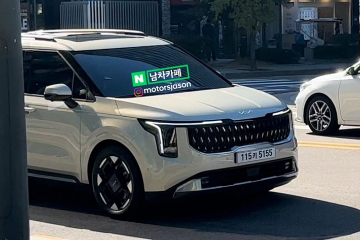 Theo tiết lộ từ vị này, tùy chọn động cơ hybrid sẽ chỉ xuất hiện trên Kia Carnival phiên bản Platinum, vốn đã có giá niêm yết 71.890 USD khi trang bị động cơ diesel. Theo Drive, giá bán của ôtô sử dụng động cơ hybrid có thể sẽ đắt hơn so với biến thể chạy xăng hoặc dầu.