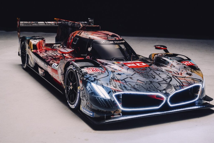 Chiếc Art Car này được chế tác dựa trên mẫu xe đua BMW M Hybrid V8, xe đua sức bền điện hóa sẽ ra mắt lần đầu tiên tại cuộc đua ngày đêm lịch sử năm nay.