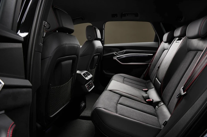 Mẫu SUV thuần điện này cũng được lắp đặt nhiều trang bị tiện nghi như điều hòa 4 vùng, đèn nội thất 30 màu, hệ thống âm thanh Bang & Olufsen 3D 16 loa 705 W, gương chiếu hậu ngoại thất kỹ thuật số...