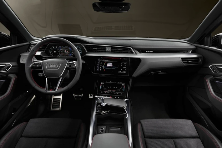 Xe có khả năng tăng tốc 0-100 km/h trong 5,8 giây nếu sử dụng lốp tiêu chuẩn, hoặc 5,9 giây khi sử dụng lốp địa hình General Grabber AT3. Tốc độ tối đa giới hạn ở mức 200 km/h. Xe có thể di chuyển quãng đường tối đa 487 km cho một chu kỳ sạc.