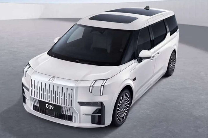 Zeekr 009 2025 mới đã được ra mắt tại thị trường Thái Lan thông qua triển lãm BIMS 2024 vào hồi tháng 3/2024. Mãi đến nay, nhà sản xuất mới công bố giá bán của mẫu MPV này tại xứ sở chùa Vàng.