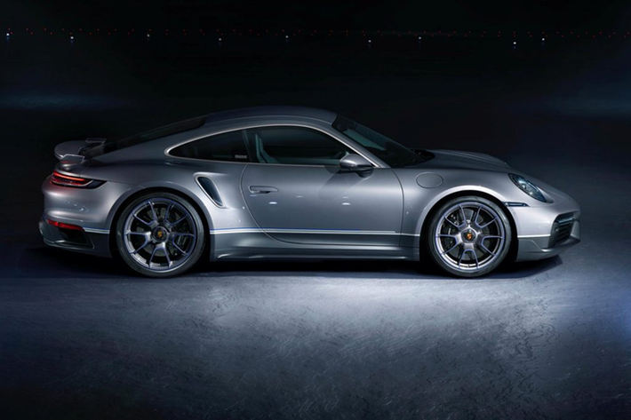 Một trong những mẫu xe khác cũng được trưng bày chính là xe đua 911 GT1 ‘98, một mẫu xe đua có cân nặng chỉ 970 kg. Không giống như phiên bản tiền nhiệm có phần đầu xe bằng thép tấm, chiếc xe thể thao động cơ đặt giữa có khung liền khối bằng sợi carbon và lớp vỏ ngoài bằng nhựa.