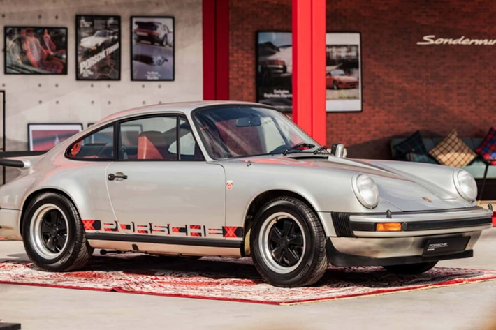 Khác với những chiếc Porsche Turbo được bán từ mùa xuân năm 1975 trở đi, món quà của Piëch lại có thân xe hẹp của chiếc 911 Carrera. Phần đuôi xe được đính logo “Carrera” thay vì logo “Turbo”.
