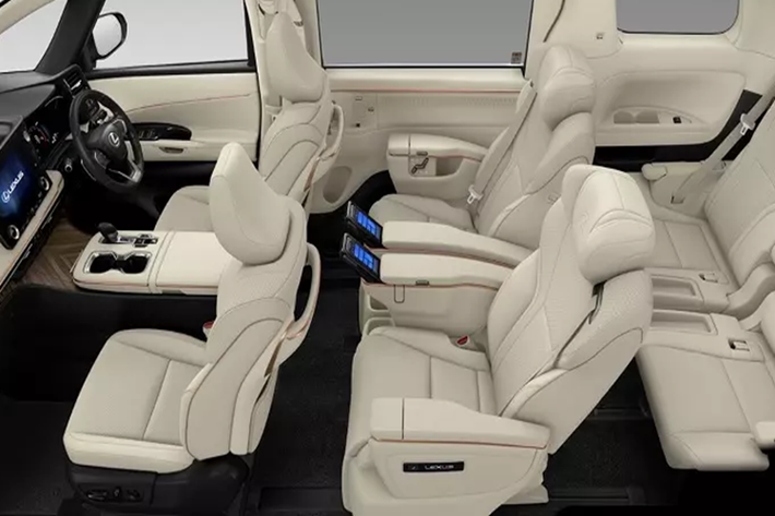 So với phiên bản Executive, Lexus LM L không có gì khác biệt về mặt thiết kế ngoại thất. Xe cũng được trang bị hệ thống đèn LED từ trước ra sau, lưới tản nhiệt hình con suốt cỡ lớn, vành la-zăng 17 inch hoặc 19 inch, cửa lùa chỉnh điện bên sườn và cửa cốp đóng/mở chỉnh điện.