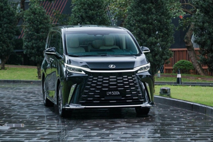 Cảnh báo lệch làn đường tích hợp hỗ trợ giữ làn đường, hỗ trợ chuyển làn đường, hỗ trợ đỗ xe, camera 360 độ. Hiện Lexus LM thế hệ mới cũng đã được bán tại Việt Nam với 2 phiên bản là 7 chỗ và 4 chỗ. Giá bán của mẫu MPV hạng sang này tại Việt Nam dao động từ 7,29 - 8,71 tỷ đồng