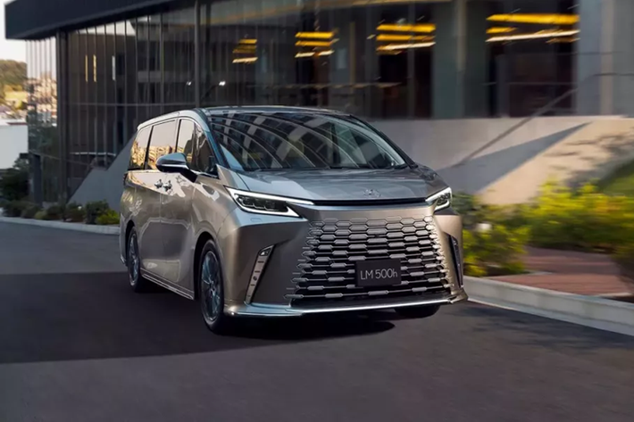 Lexus LM 2024 mới đã lần đầu tiên trình làng trong triển lãm Ô tô Thượng Hải 2023. Đến tháng 12/2023, mẫu MPV hạng sang được mệnh danh "chuyên cơ mặt đất" này đã có mặt trên thị trường Nhật Bản với phiên bản Executive 4 chỗ ngồi.
