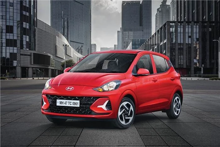 Bên trong Hyundai Grand i10 2024 là không gian nội thất gần như giữ nguyên thiết kế. Hiện chưa rõ trang bị cụ thể của mẫu xe hạng A này tại thị trường Việt Nam. Trong khi đó, xe ở Ấn Độ có thêm ghế bọc nỉ màu xám mới, vô lăng bọc da, hệ thống đèn dưới sàn đặt chân và tay nắm cửa bằng kim loại.