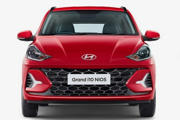 Ở phía sau, Hyundai Grand i10 mới được nâng cấp ở cụm đèn hậu LED. 2 đèn hậu của xe được nối liền với nhau bằng dải đèn mỏng nằm vắt ngang cửa cốp, tạo hiệu ứng thị giác ấn tượng hơn.