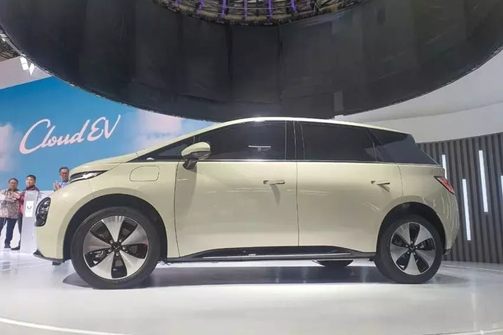 Wuling và Baojun đều là thương hiệu con của liên doanh SAIC-GM-Wuling nên dùng chung xe cũng không có gì lạ. MPV điện Wuling Cloud EV là mẫu xe điện thứ 3 của thương hiệu Wuling tại thị trường Indonesia, sau Air EV và BinguoEV.