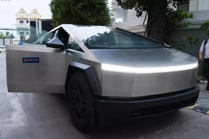 Tesla Cybertruck là bán tải điện khá thú vị đến từ hãng xe Tesla, gã khổng lồ về xe điện. Đây cũng là lần đầu tiên tỷ phú Elon Musk tạo ra 1 chiếc xe bán tải chạy hoàn toàn bằng điện.