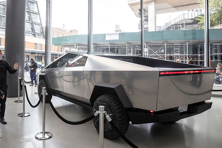 Bên trong mẫu xe bán tải thuần điện Tesla Cybertruck là không gian nội thất được thiết kế theo phong cách tối giản, xe được trang bị màn hình cảm ứng trung tâm 18,5 inch, màn hình giải trí 9,4 inch dành cho hành khách phía sau và trần kính toàn cảnh.