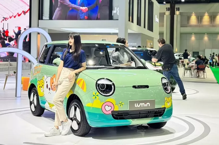 Tại triển lãm Ô tô Quốc tế Bangkok (BIMS) 2024, hãng xe Trung Quốc Changan đã chính thức giới thiệu mẫu ôtô điện Changan Lumin 2024 mới với khách hàng Thái Lan. Đây sẽ là đối thủ cạnh tranh của Wuling Air EV ở thị trường Đông Nam Á này.
