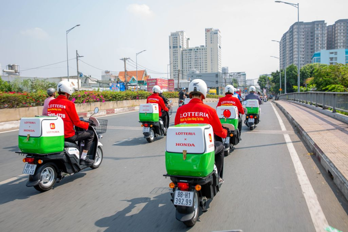 Honda Benly e: tại Việt Nam sử dụng MPP2 – mẫu pin có thể tháo rời để hoán đổi hiện đang được Honda sử dụng cho xe điện tại Nhật Bản, Trung Quốc, Thái Lan với độ bền tốt hơn và quãng đường di chuyển lên tới 72,8km.