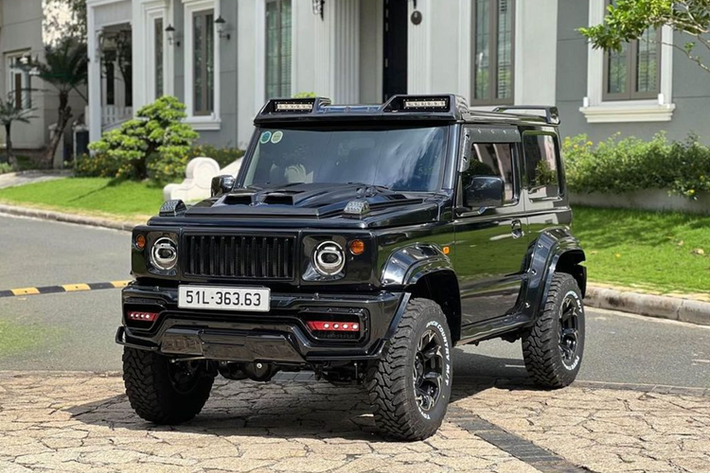 Thời gian gần đây trên thị trường xe cũ xuất hiện bài đăng rao bán Suzuki Jimny 2024. Chiếc Jimny 2024 “lướt” này nhận được nhiều sự chú ý do xe có ODO mới dừng ở mức 500km và xe đã được độ lại ngoại thất. Mức giá mong muốn sang tay mà người bán đưa ra là 1,399 tỷ đồng.
