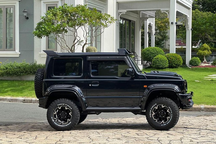 Về trang bị an toàn, Suzuki Jimny sẽ sở hữu loạt tính năng hỗ trợ lái như: chống bó cứng phanh, cân bằng điện tử, hỗ trợ lên dốc, hỗ trợ xuống dốc và hệ thống 6 túi khí. Cung cấp sức mạnh cho Suzuki Jimny tại thị trường Việt Nam là động cơ xăng hút khí tự nhiên 1.5L 4 xi-lanh cho ra công suất tối đa 101 mã lực và 130 Nm mô-men xoắn.
