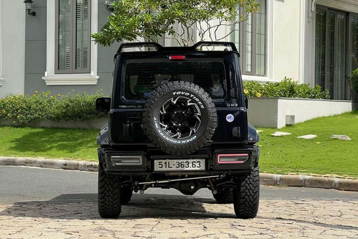 Đáng chú ý, Mẫu xe SUV cỡ nhỏ Suzuki Jimny có lẽ là mẫu xe duy nhất trong phân khúc gầm cao cỡ nhỏ được trang bị hệ dẫn động hai cầu, khóa vi sai, nhiều chế độ gài cầu và đi kèm hộp số sàn 5 cấp hoặc hộp số tự động 4 cấp.