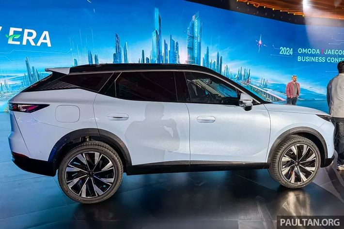 So với Omoda 5 hiện đang bán trên thị trường, Chery Omoda 7 có kích thước lớn hơn. Cụ thể, kích thước dài x rộng x cao của mẫu xe này lần lượt là 4.621 x 1.872 x 1.673 mm và chiều dài cơ sở 2.700 mm. Với kích thước này, Chery Omoda 7 được định vị trong phân khúc SUV cỡ C, cạnh tranh với Honda CR-V và Hyundai Tucson.