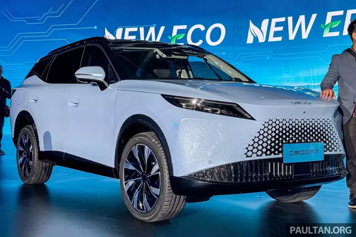 Trong khi triển lãm Ô tô Bắc Kinh 2024 đang diễn ra tại Trung Quốc thì ở quê nhà An Huy, hãng xe Chery đã tung ra mẫu xe SUV Omoda 7. Chery Omoda 7 2024 mới được miêu tả như mẫu SUV lai Coupe với thiết kế thể thao, có thể thu hút nhiều đối tượng khách hàng.